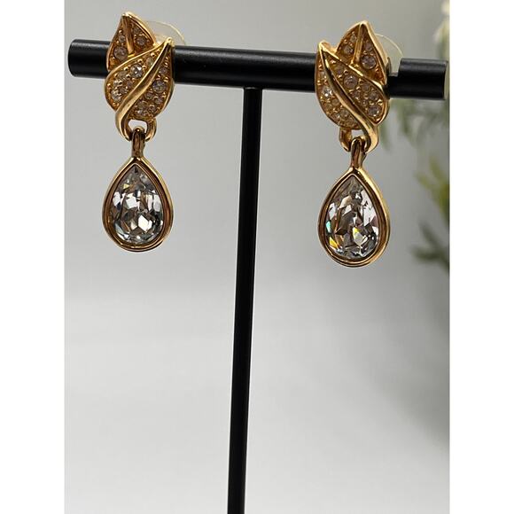 Swarovski Signed Gold Tone Leaf
Crystals Drop Dangles Signed Clip On Earrings - Picture 4 of 8